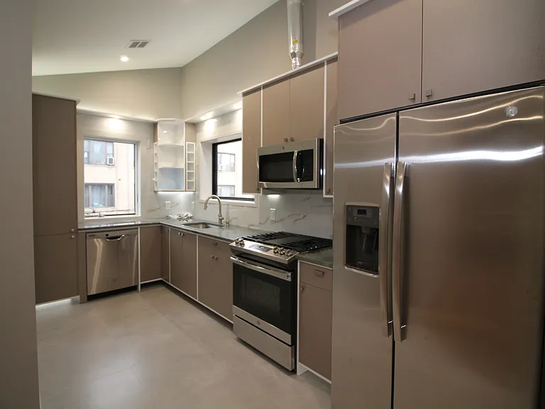 21 65th St #2 — Photo 3