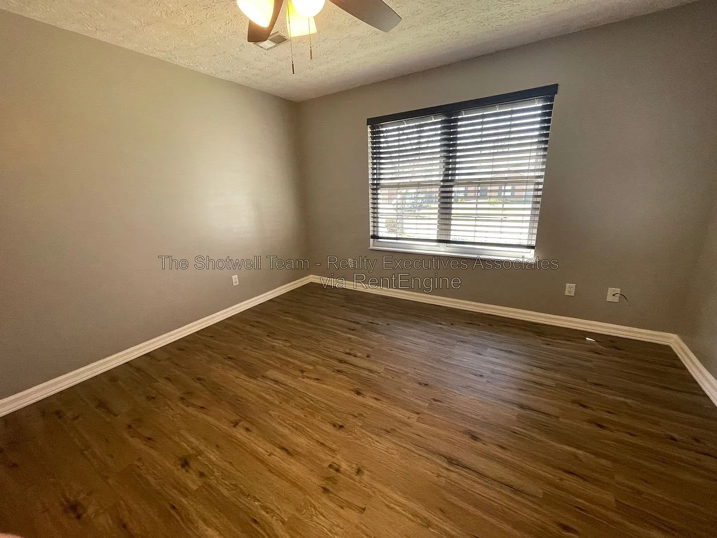 3 bed, 2.0 bath, 1132 sqft, $2,050 — Photo 4