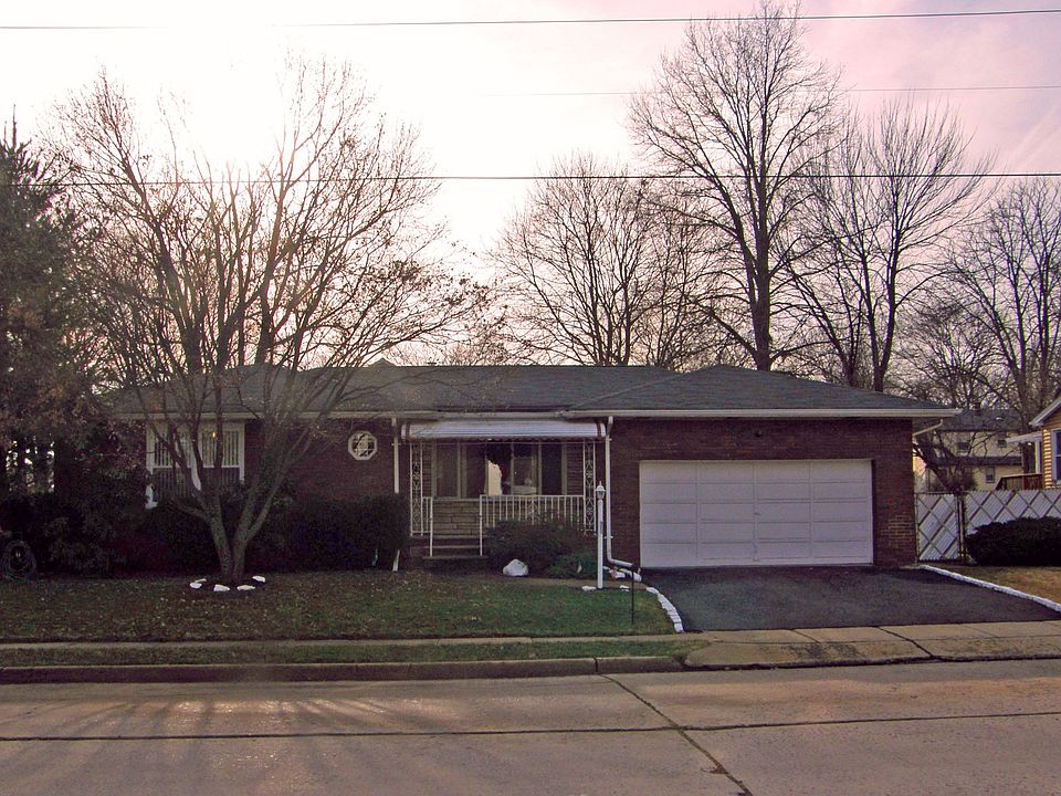 front view of red brick ranch