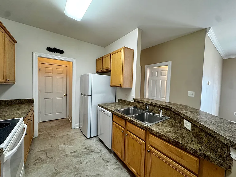 2037 Silvercrest Dr #B — Photo 7