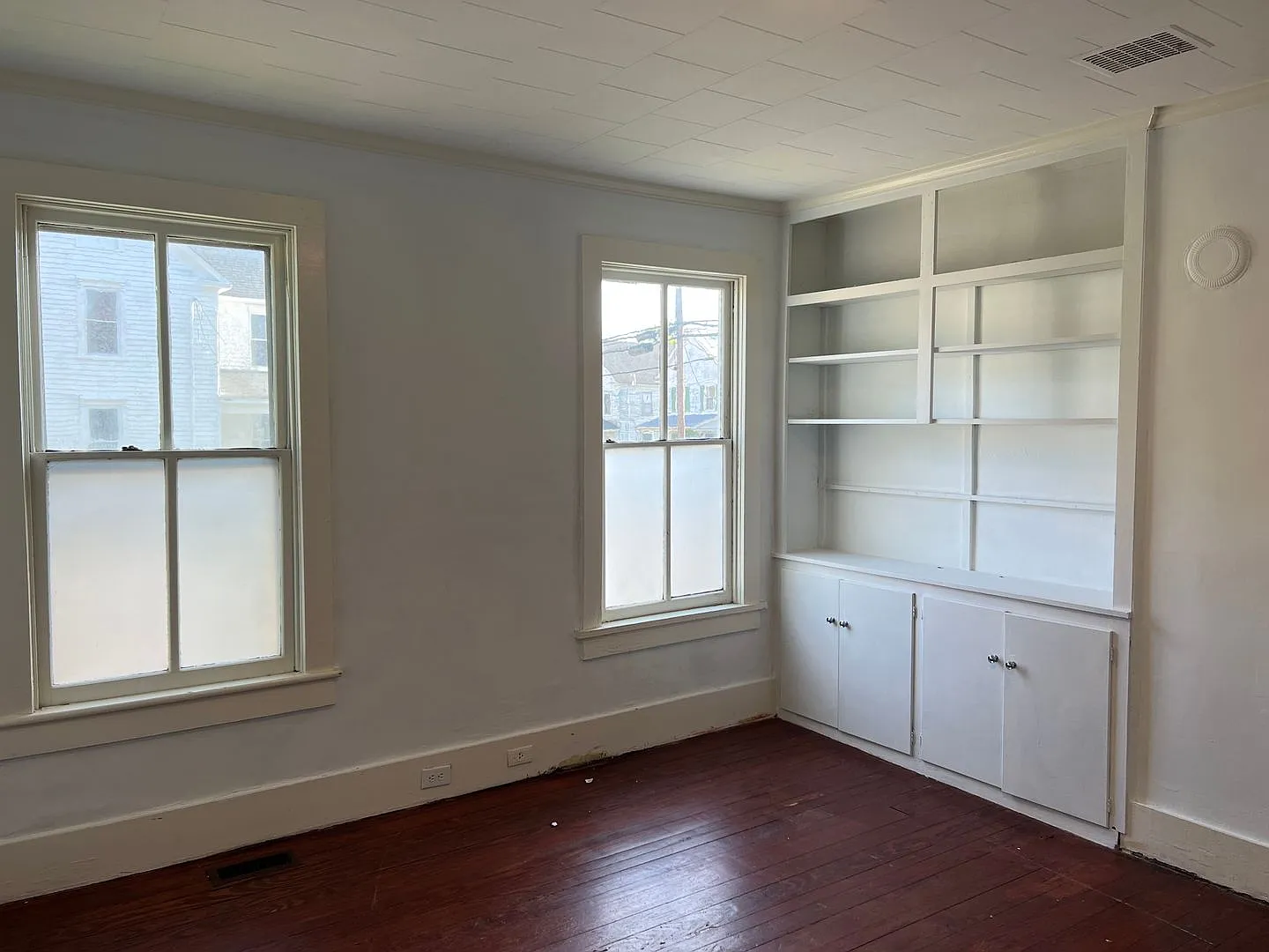 4 Bed, 1.5 Bath, Spacious Two Story Home — Photo 2