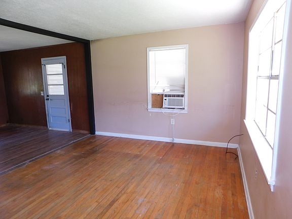 3rd image of 108 Bluff St