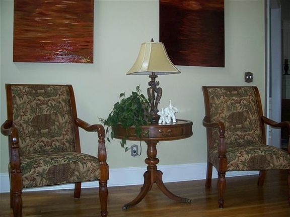 2 Story Foyer/10 Ft Ceilings on Main Level