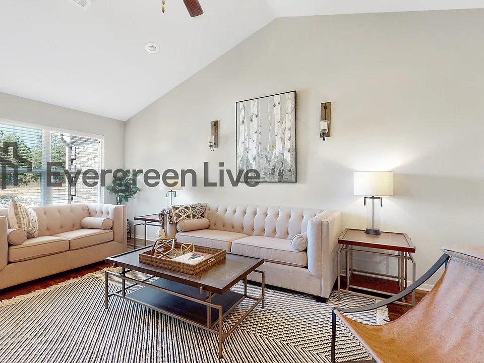 1043 Hilda Ln