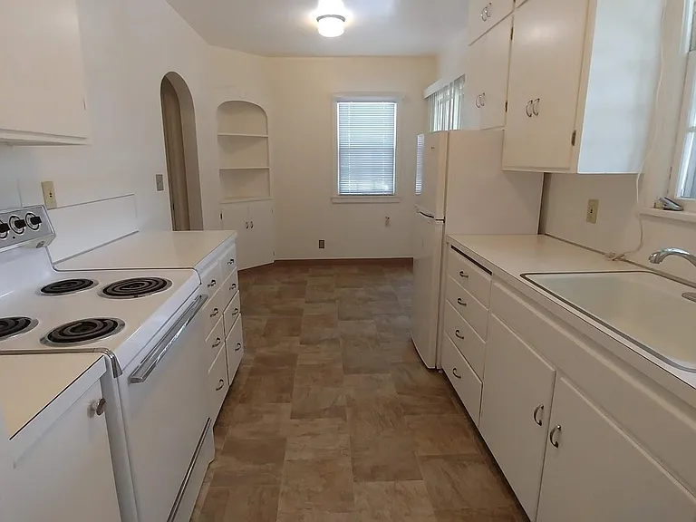 460 SW State St — Photo 5