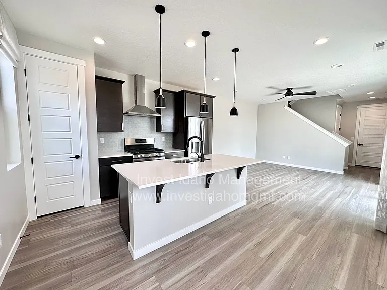 373 N Stone Canyon Ln — Photo 3