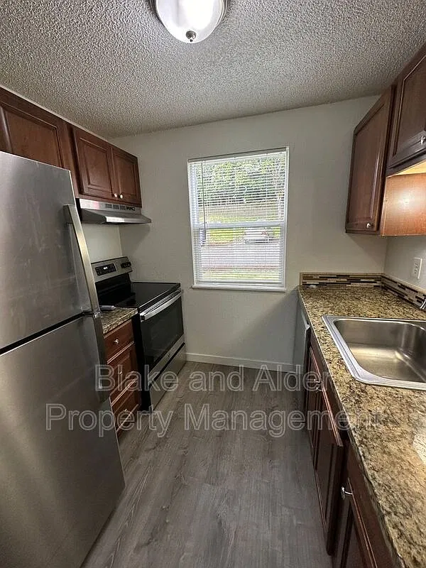 3 bed, 1.0 bath, 950 sqft, $1,595 — Photo 3