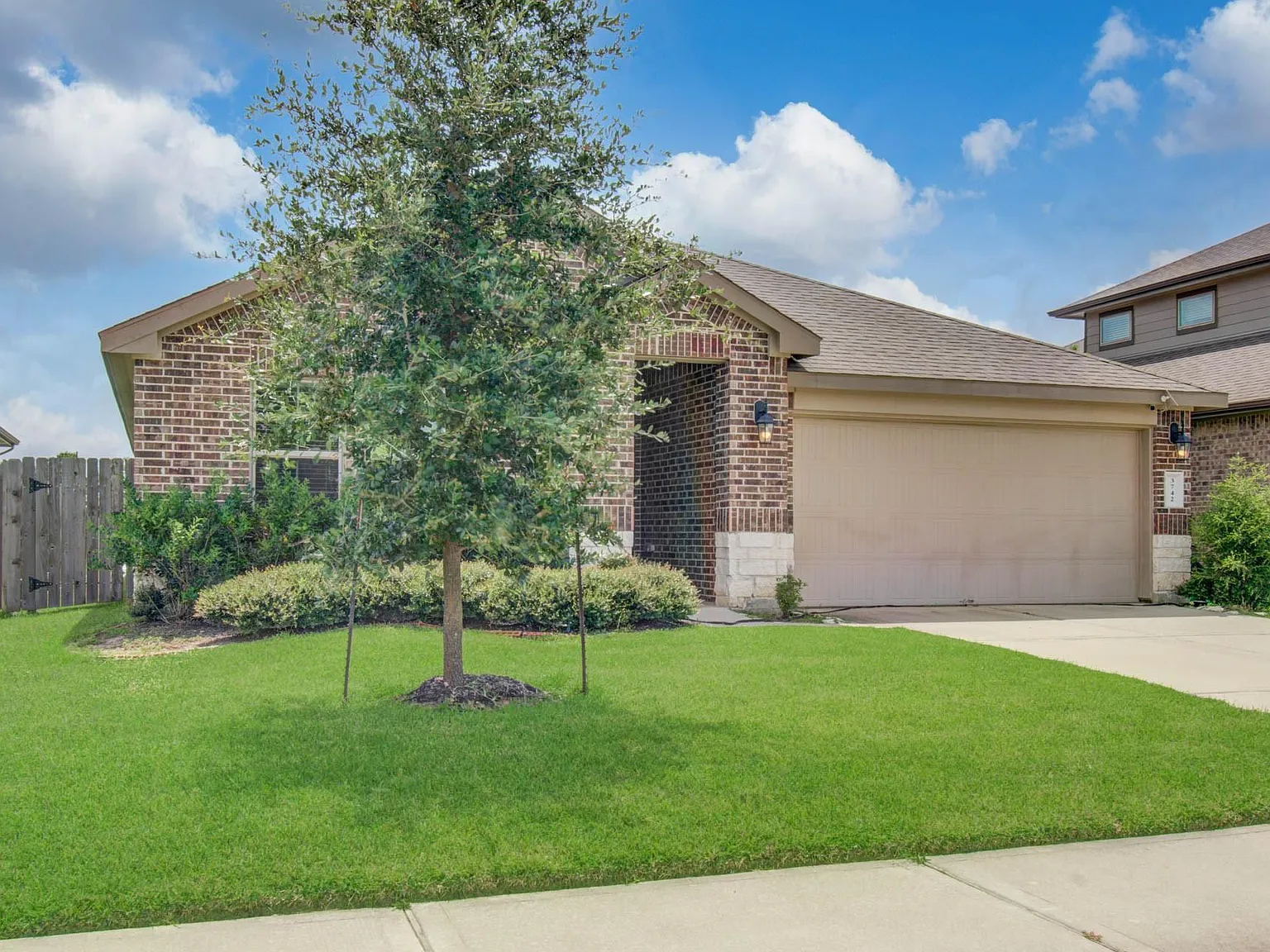 4 bed, 2.0 bath, 1895 sqft, $2,400 — Photo 3