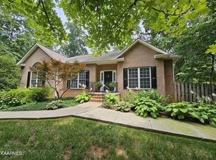 1081 W Outer Dr, Oak Ridge, TN 37830