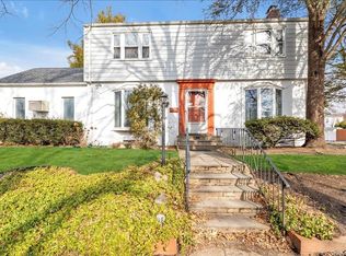 8 Woodland Rd, Valley Stream, NY 11581
