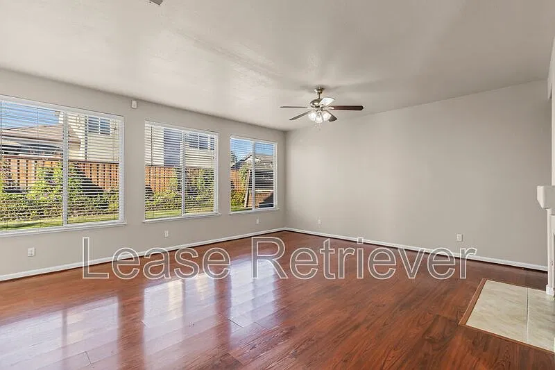 4 bed, 2.5 bath, 2400 sqft, $2,800 — Photo 4
