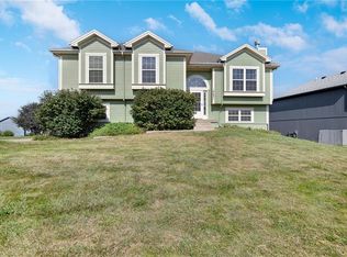 19631 Harbor Dr, Smithville, MO 64089