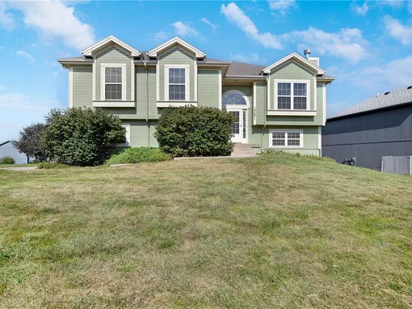 19631 Harbor Dr, Smithville, MO 64089