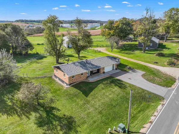 15042 Humke Rd, Dubuque, IA 52002