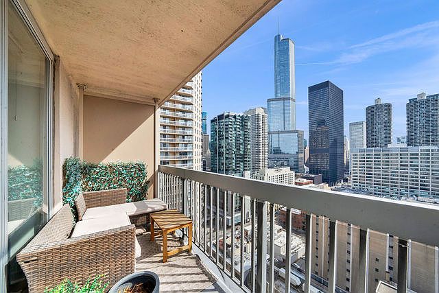 1st image of 1826 N Lincoln Park W #201