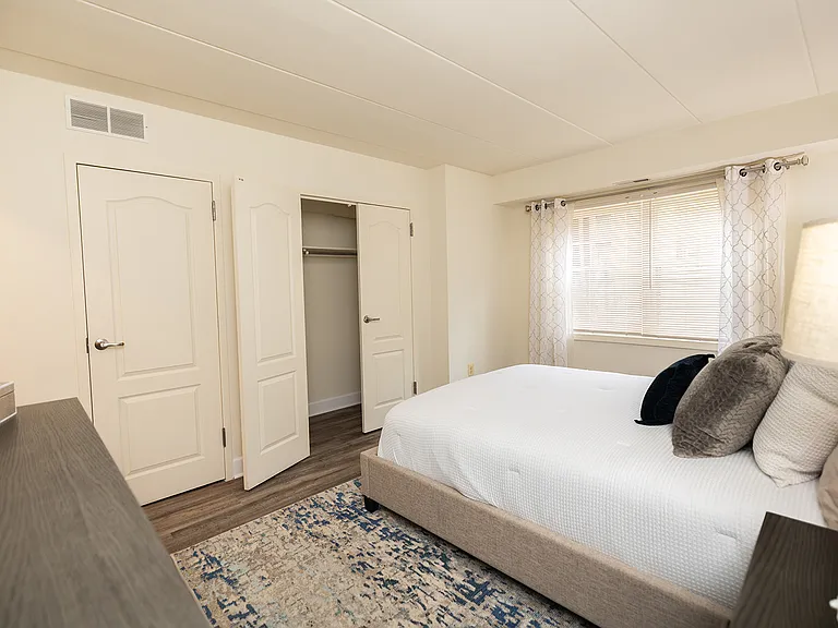 Ivy Hall Apartments — Photo 35