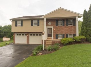 8 Chapel View Dr, Reinholds, PA 17569