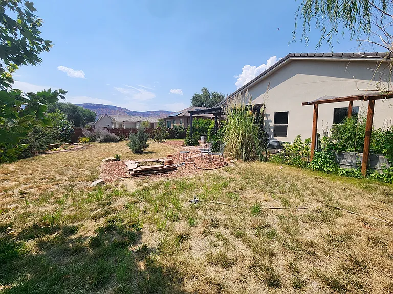 Spacious back yard with fire pit (for use in late fall/winter only)