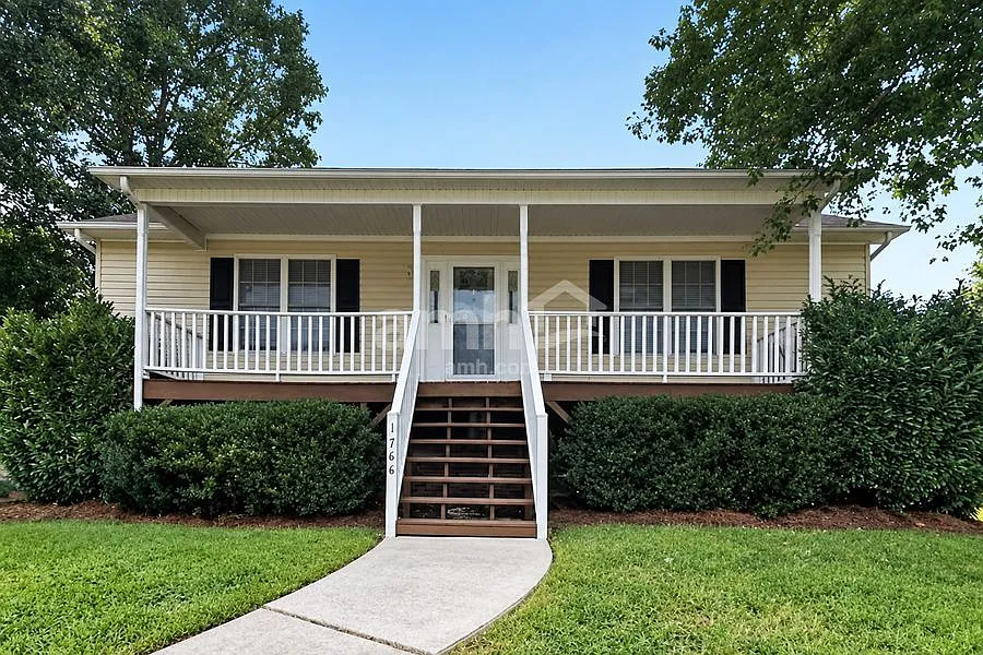 3 bed, 2.5 bath, 2320 sqft, $2,260 — Photo 1