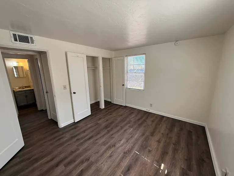 5021 E 1st St — Photo 18