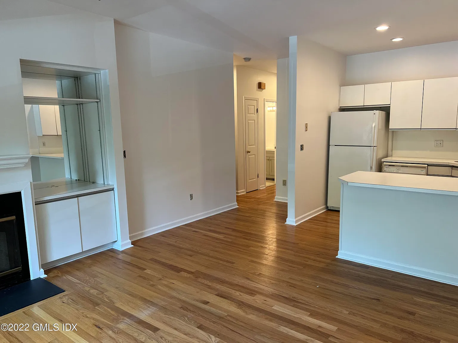 2 bed, 2.0 bath, 905 sqft, $3,800 — Photo 2