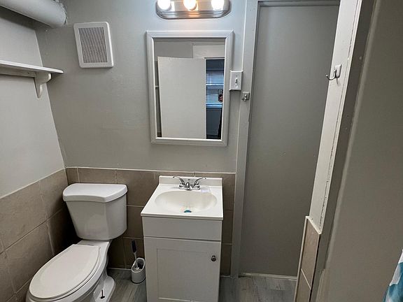 5th image of 227 Davenport Ave #1