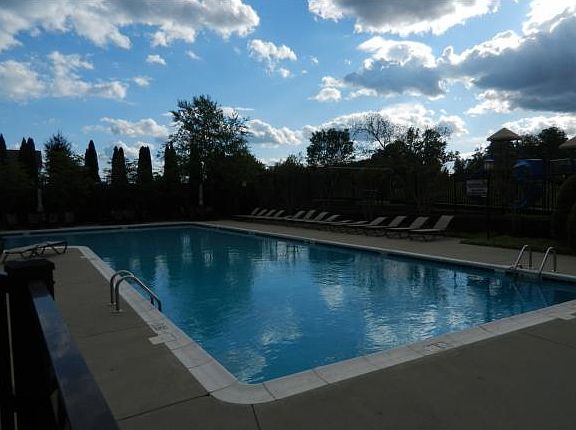 2nd image of 148 Forest Ln N