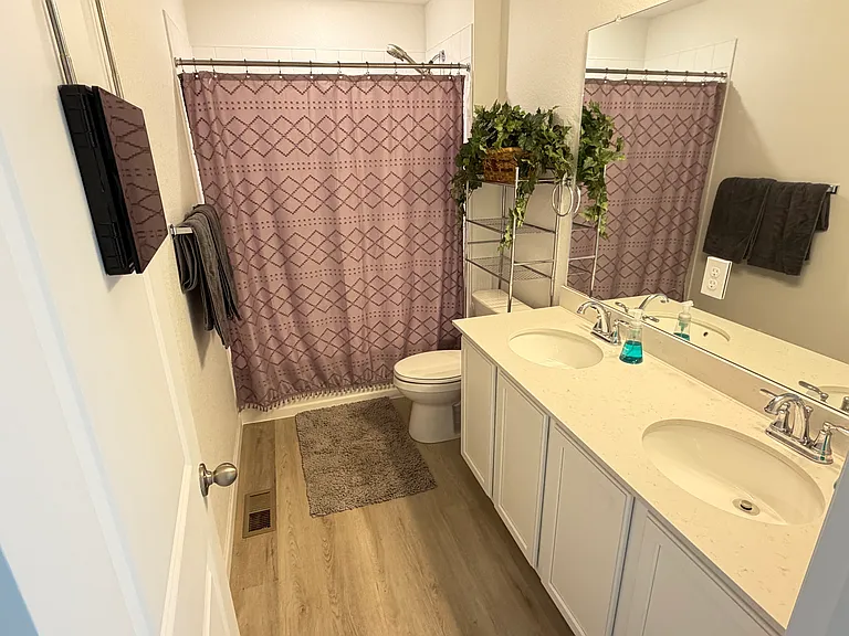 Upstairs full bathroom
