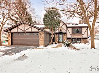 317 Lake Shore Dr, Lindenhurst, IL 60046