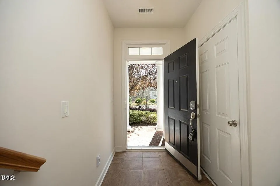 3 bed, 3.5 bath, 3118 sqft, $2,500 — Photo 3
