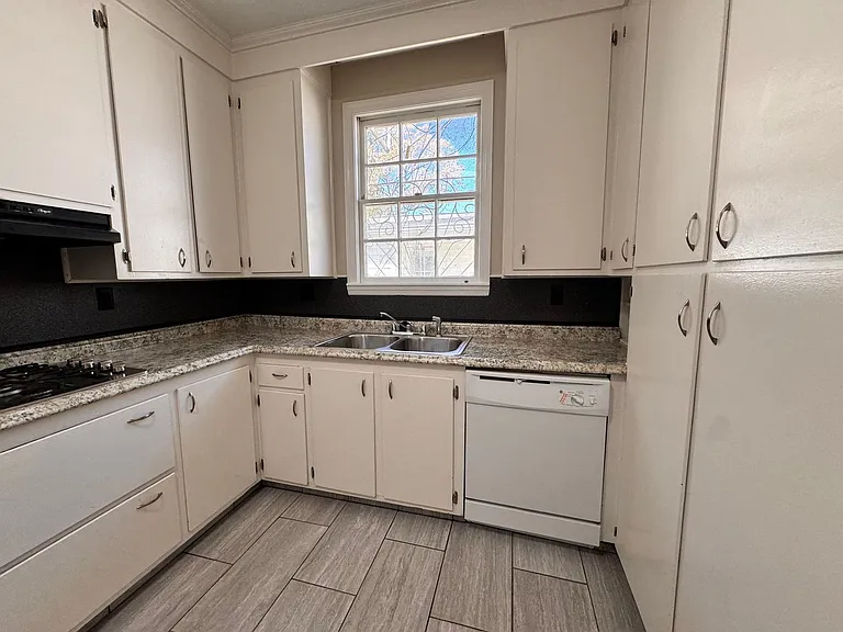 931 Ashley Ave — Photo 6