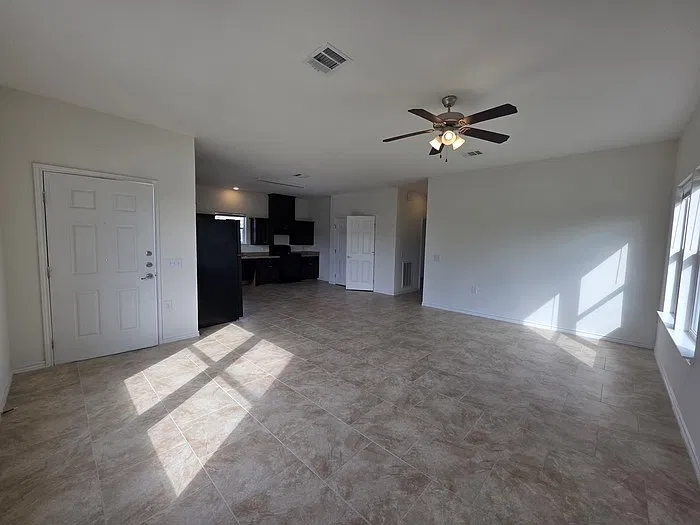 3 bed, 2.0 bath, 1400 sqft, $1,472 — Photo 2