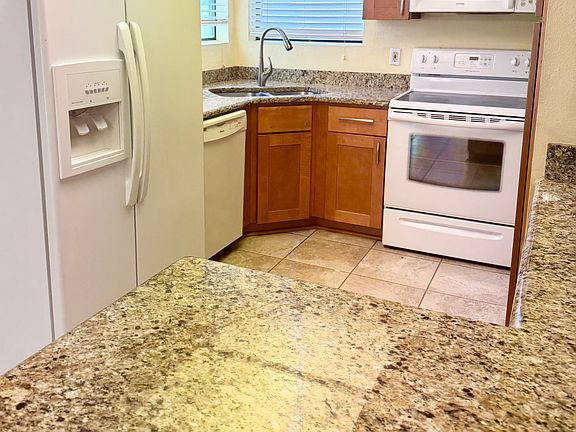 4th image of 512 Eberhart Ln APT 401