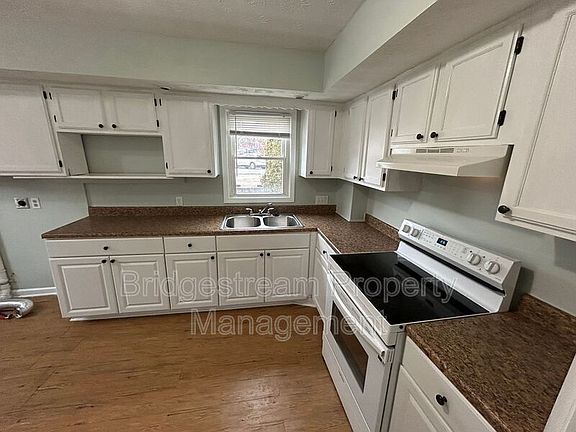 4th image of 209 E 2nd St