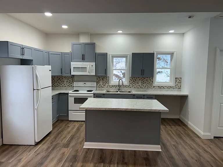 206 Zenith Rd — Photo 3