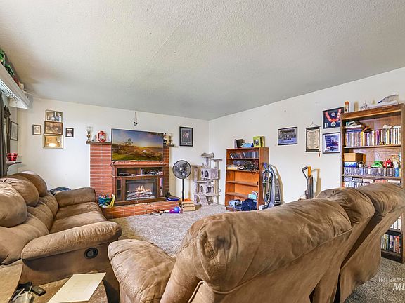 2nd image of 913 9th Ave N