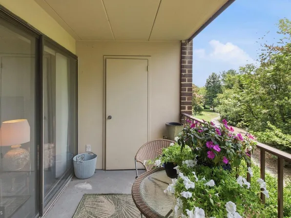 106 Roberts Ln APT 201, Alexandria, VA 22314