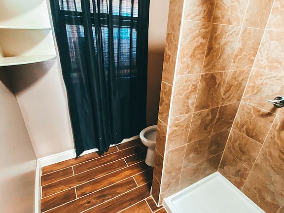 5th image of 700 W 77th St #2