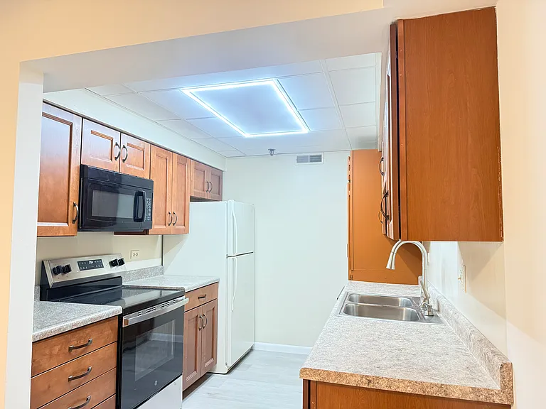 1450 Plymouth Ln — Photo 3