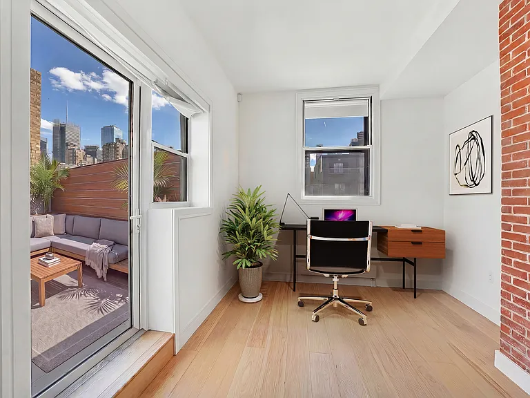 521 W 47th St #4D — Photo 15