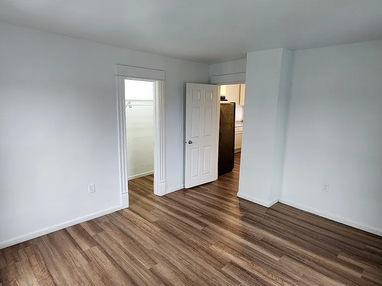 2320 Howe St — Photo 5