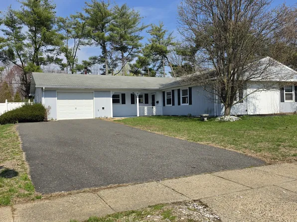 89 Triangle Ln, Willingboro, NJ 08046