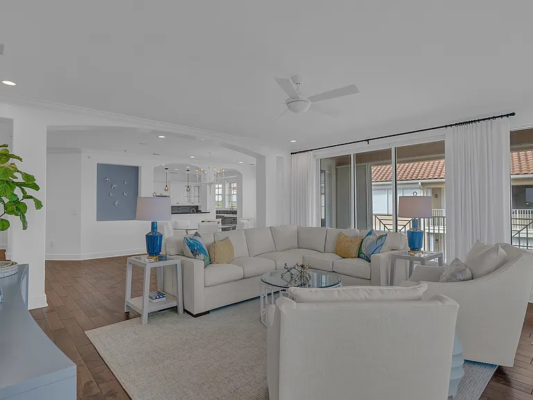 4866 S Harbor Dr #401 — Photo 4