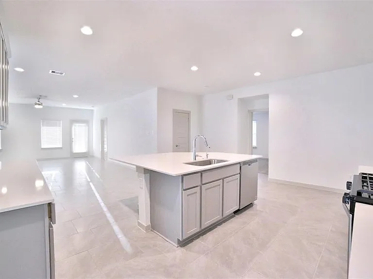 3810 Lila Lake Ln — Photo 4