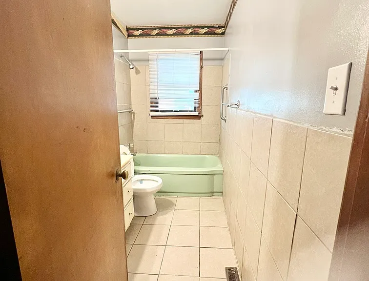 2400 Burwell Ave — Photo 5