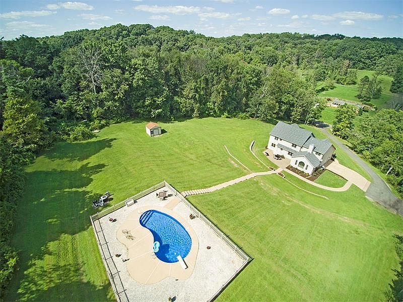 2nd image of 612 Munntown Rd