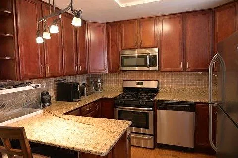 3 bed, 1200 sqft, $2,000 — Photo 2