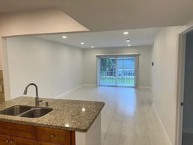 2 bed, 2.0 bath, 990 sqft, $1,650 — Photo 4