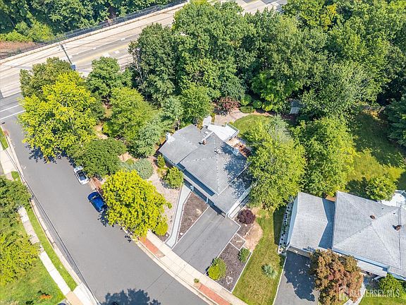 5th image of 560 Wakefield Dr