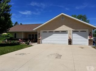 1003 Pine St, Mediapolis, IA 52637